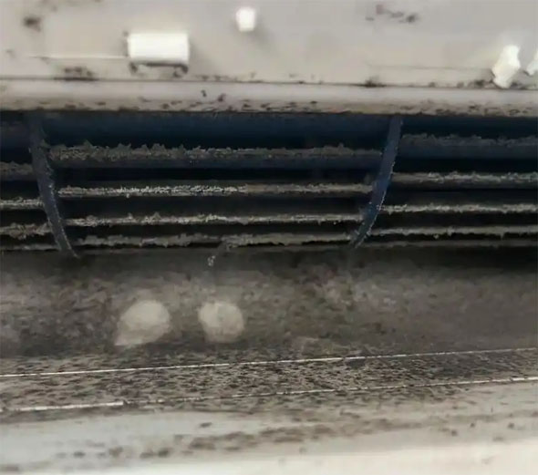 金平空调吹的风有股烧焦味是怎么回事